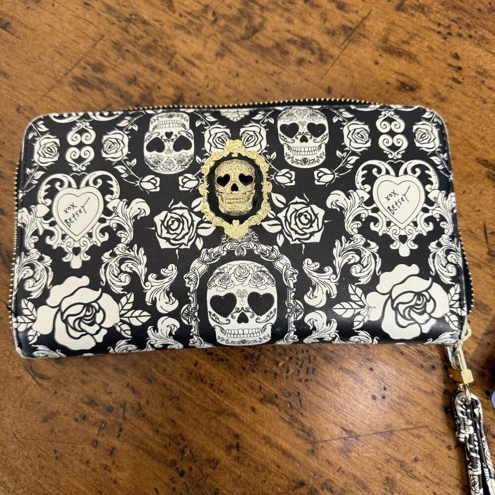 Betsey Johnson Skull Roses Heart Black White Wallet Wristlet - NWT